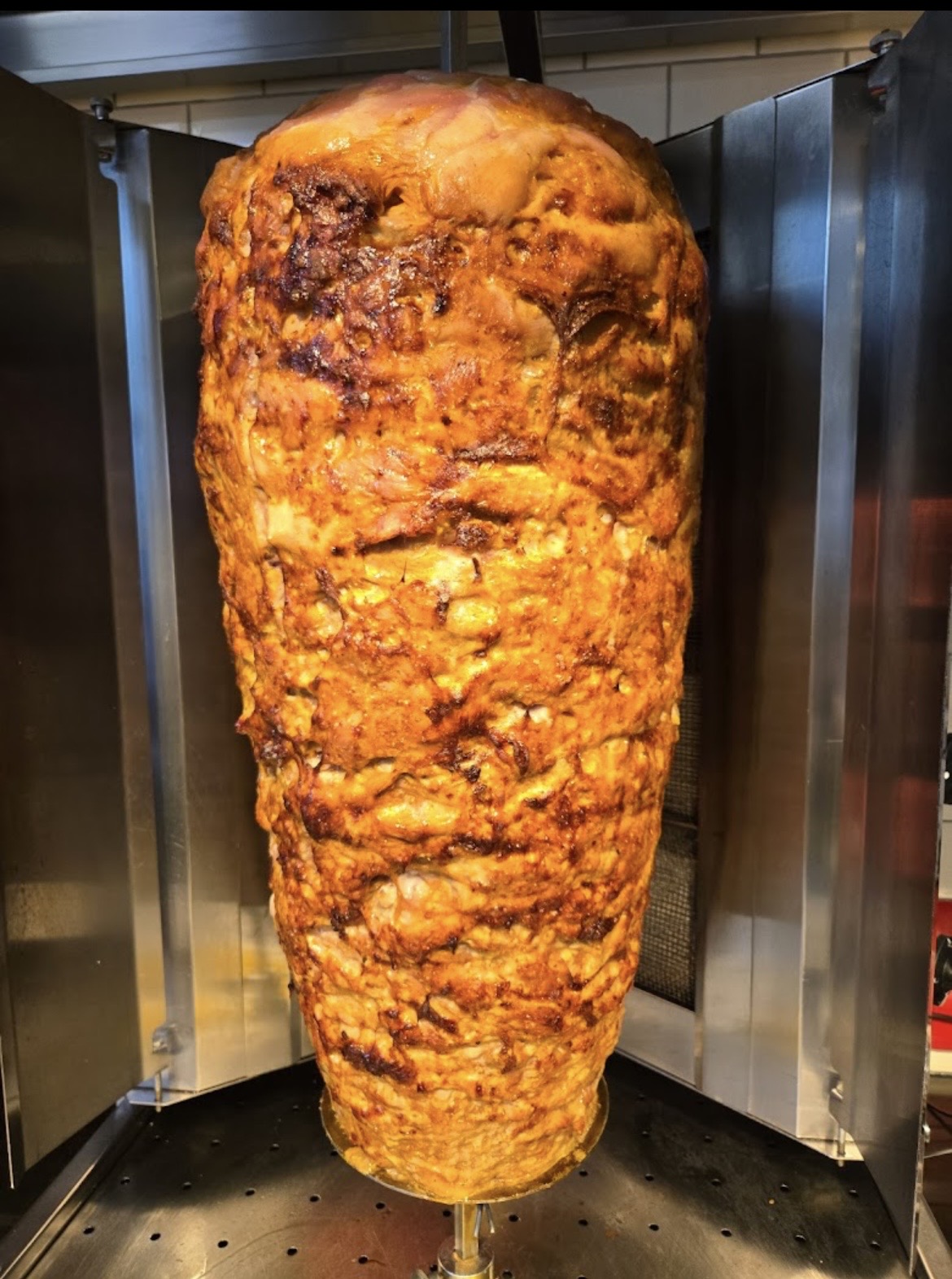 Frischer Chicken-Dönerspieß am Drehgrill
