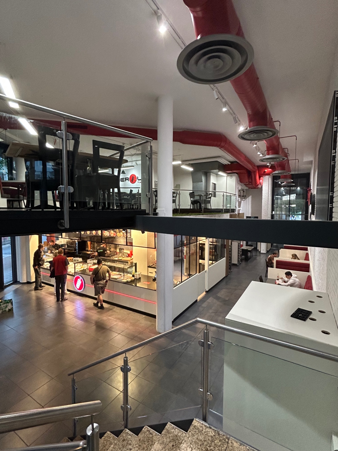 Blick von der Galerie auf Theke und Gastraum