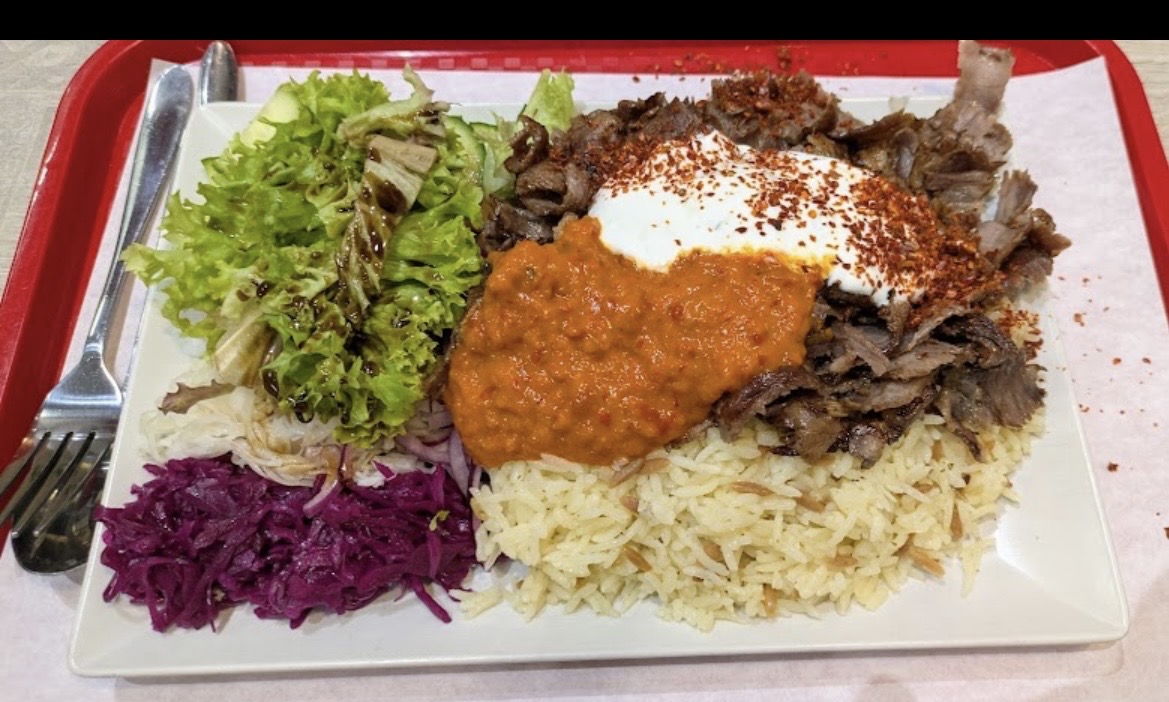 Beef Döner Teller mit Reis, Salat und Saucen