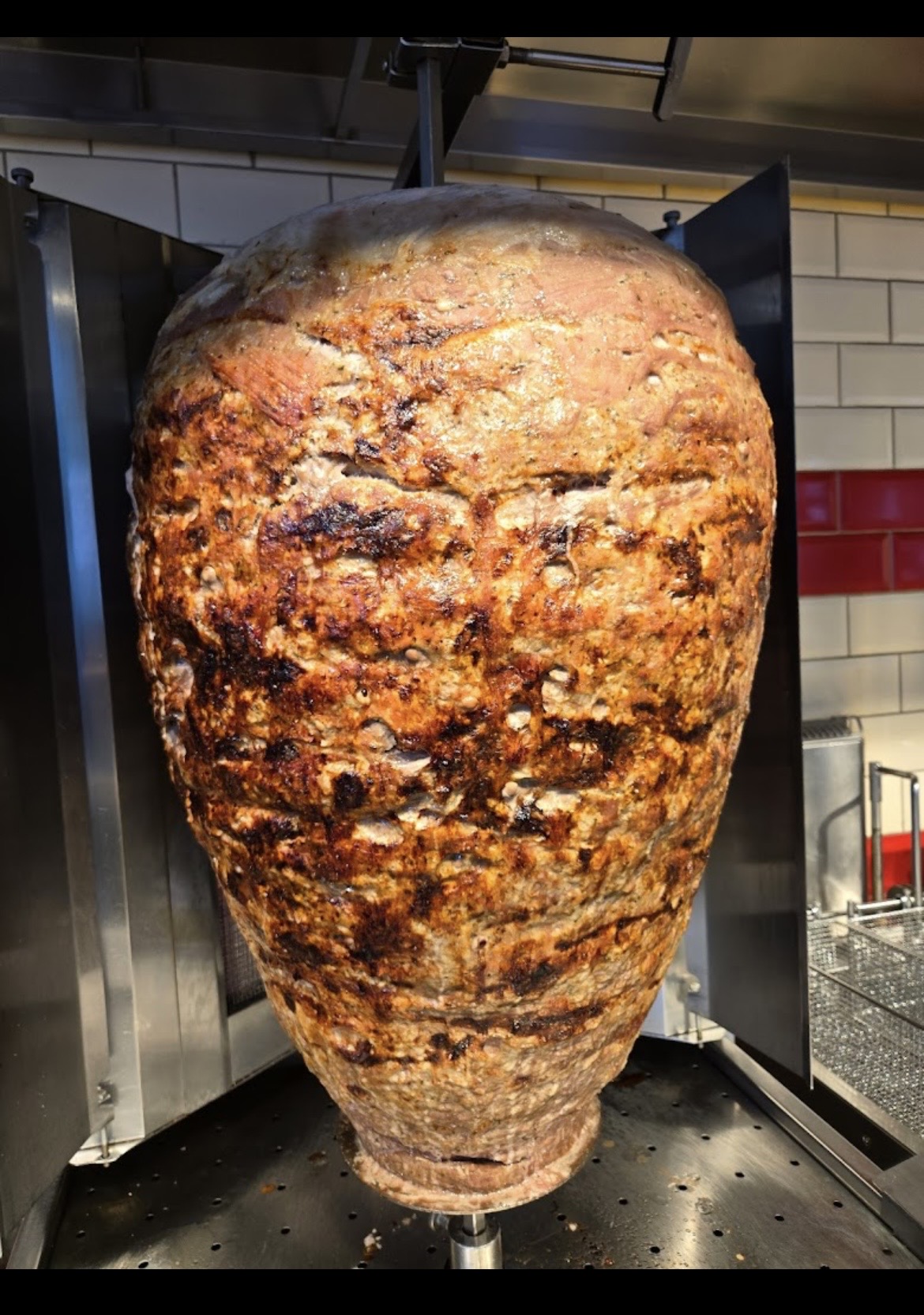 Frischer Beef-Dönerspieß am Drehgrill