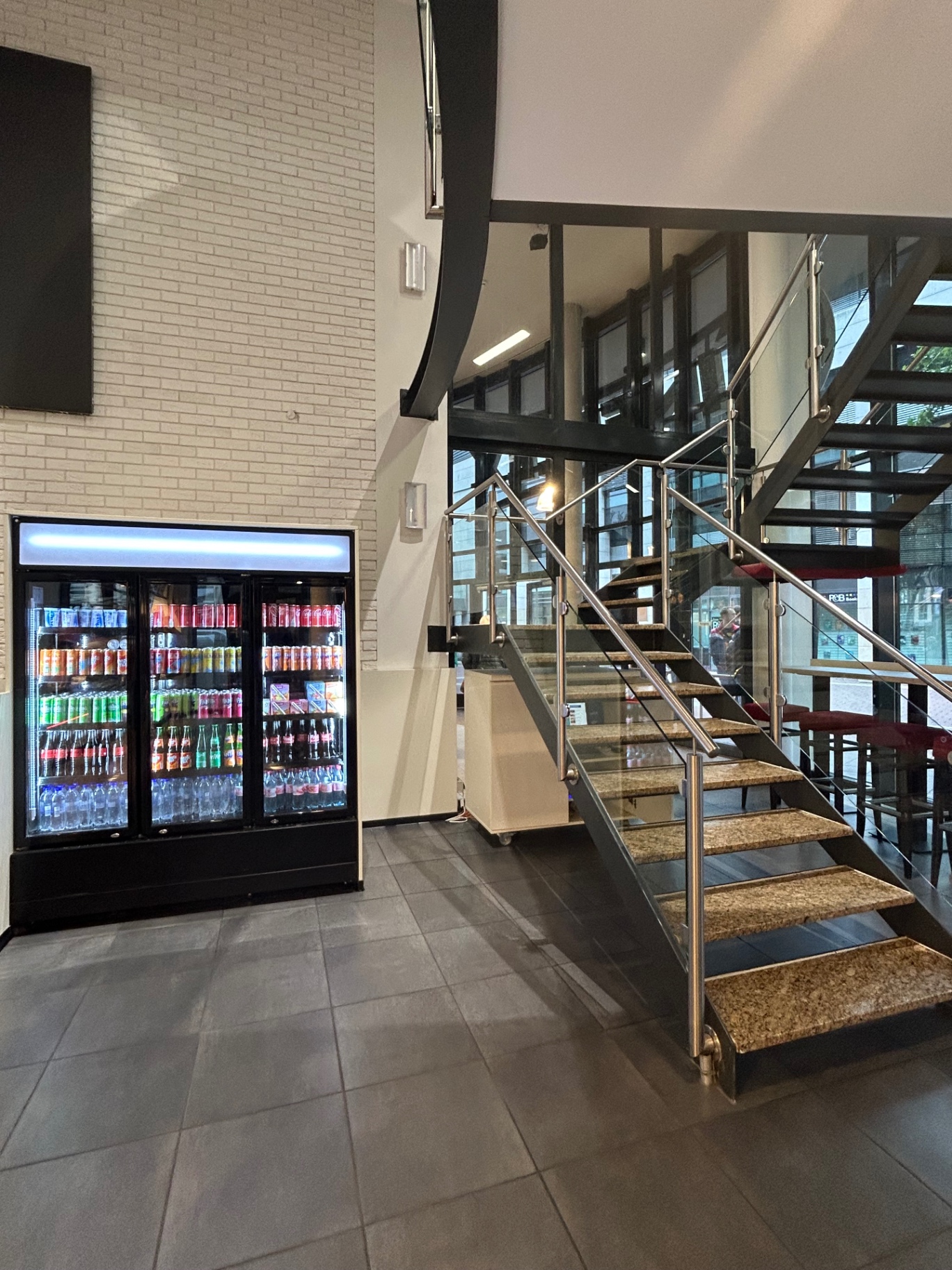 Getränkekühlschrank und Treppe zum oberen Bereich