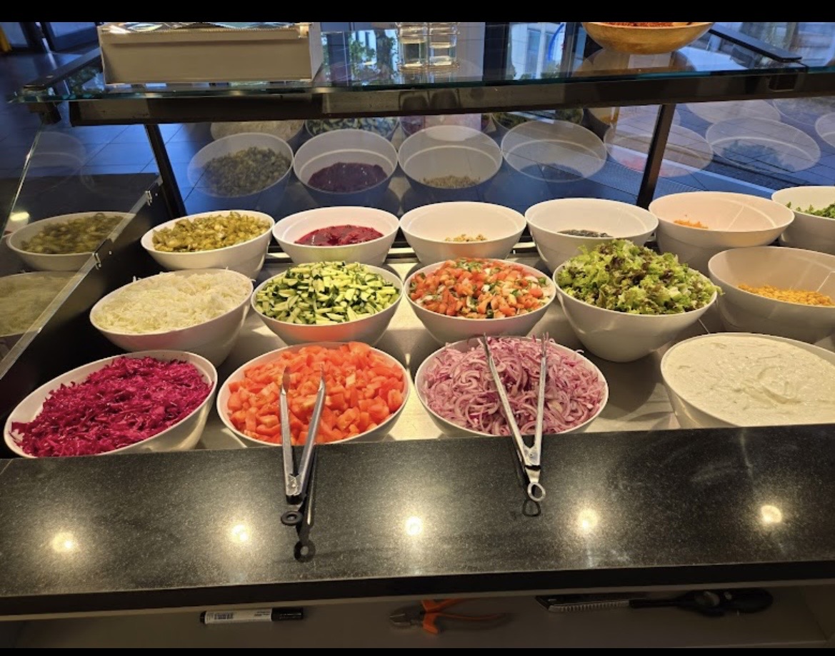 Frische Salatbar mit über 15 Zutaten